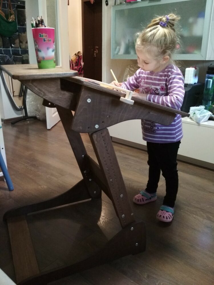 Письменный стол «Добрыня детский (Ладная)» для работы стоя с регулировкой высоты и наклона столешницы на рост 100-160 см