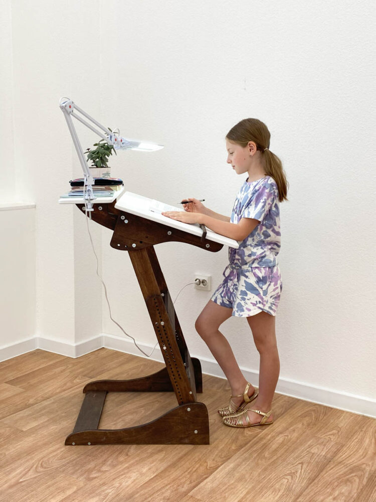 Стол для учебы стоя «Добрыня детский (Ладная)» с регулировкой высоты и наклона столешницы на рост 100-160 см