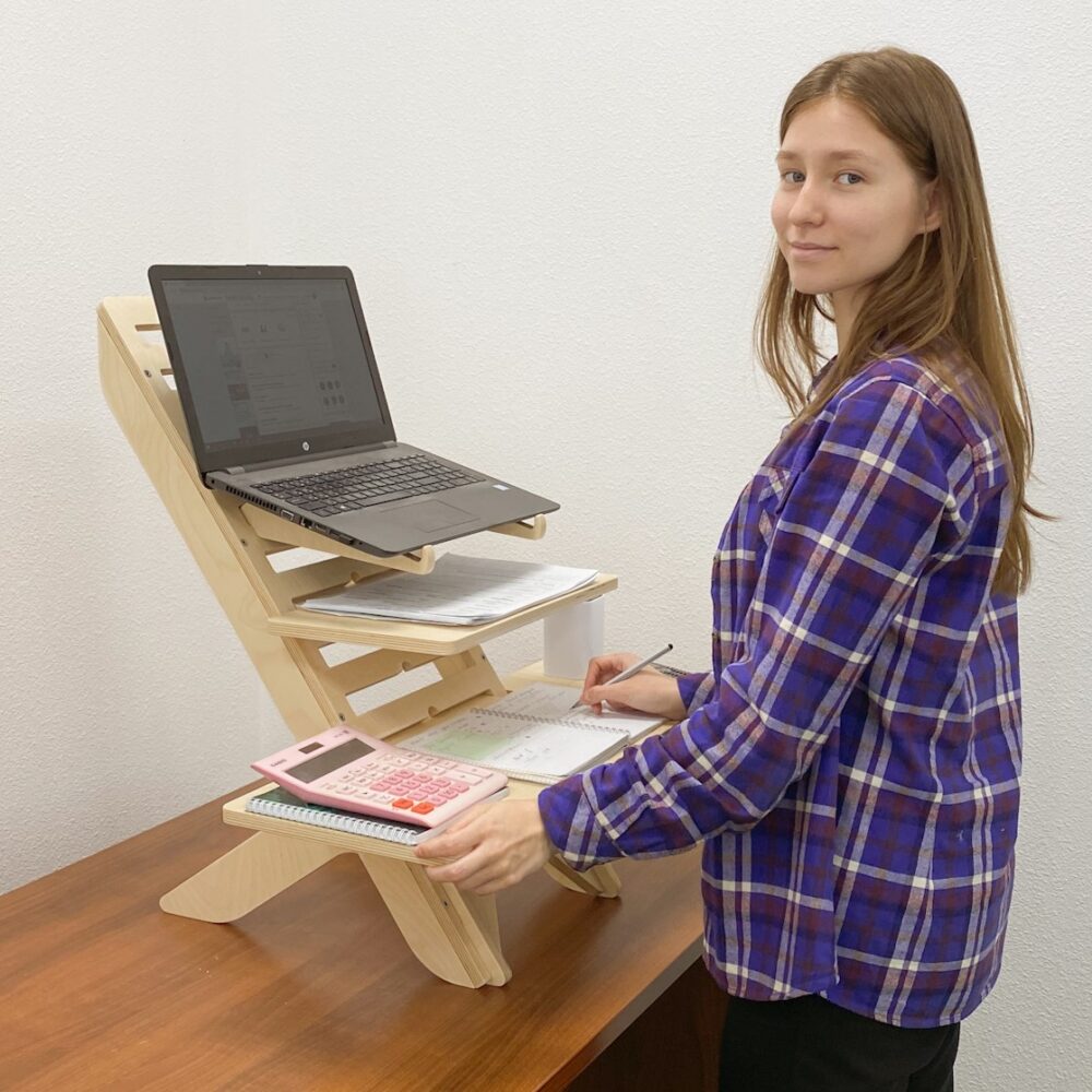 UP DESK – подставка для ноутбука для работы стоя. Покрыт Прозрачным маслом