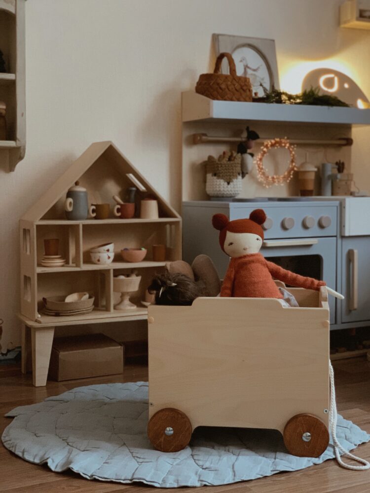 Ящик для игрушек на колёсиках